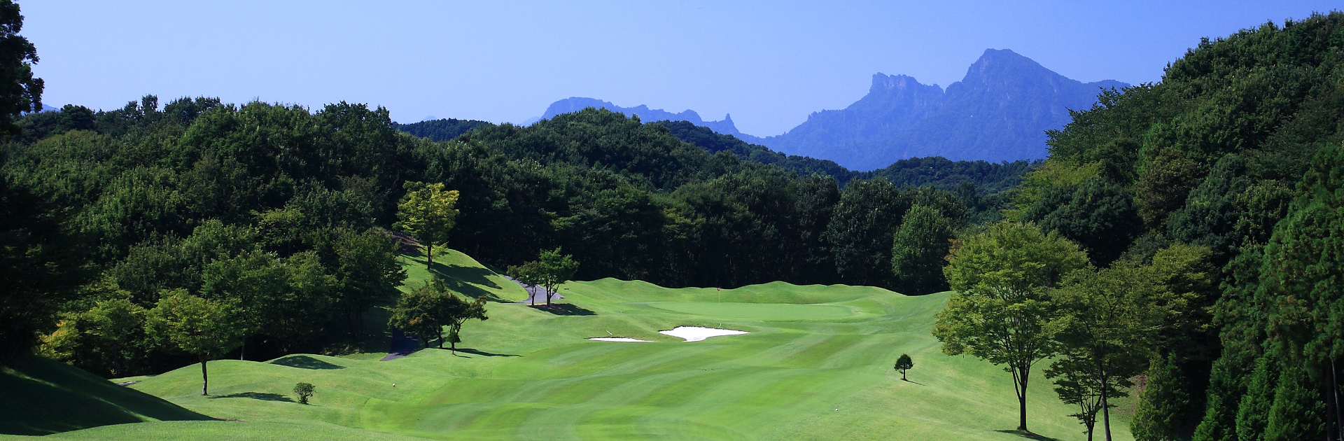 梅ノ郷ゴルフ倶楽部は、加藤俊輔デザインの大小のマウンドを配したうねりのあるフェアウェイが特徴のゴルフ場